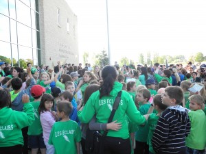 The crowd watches as the Franco-Ontarian flag is raised